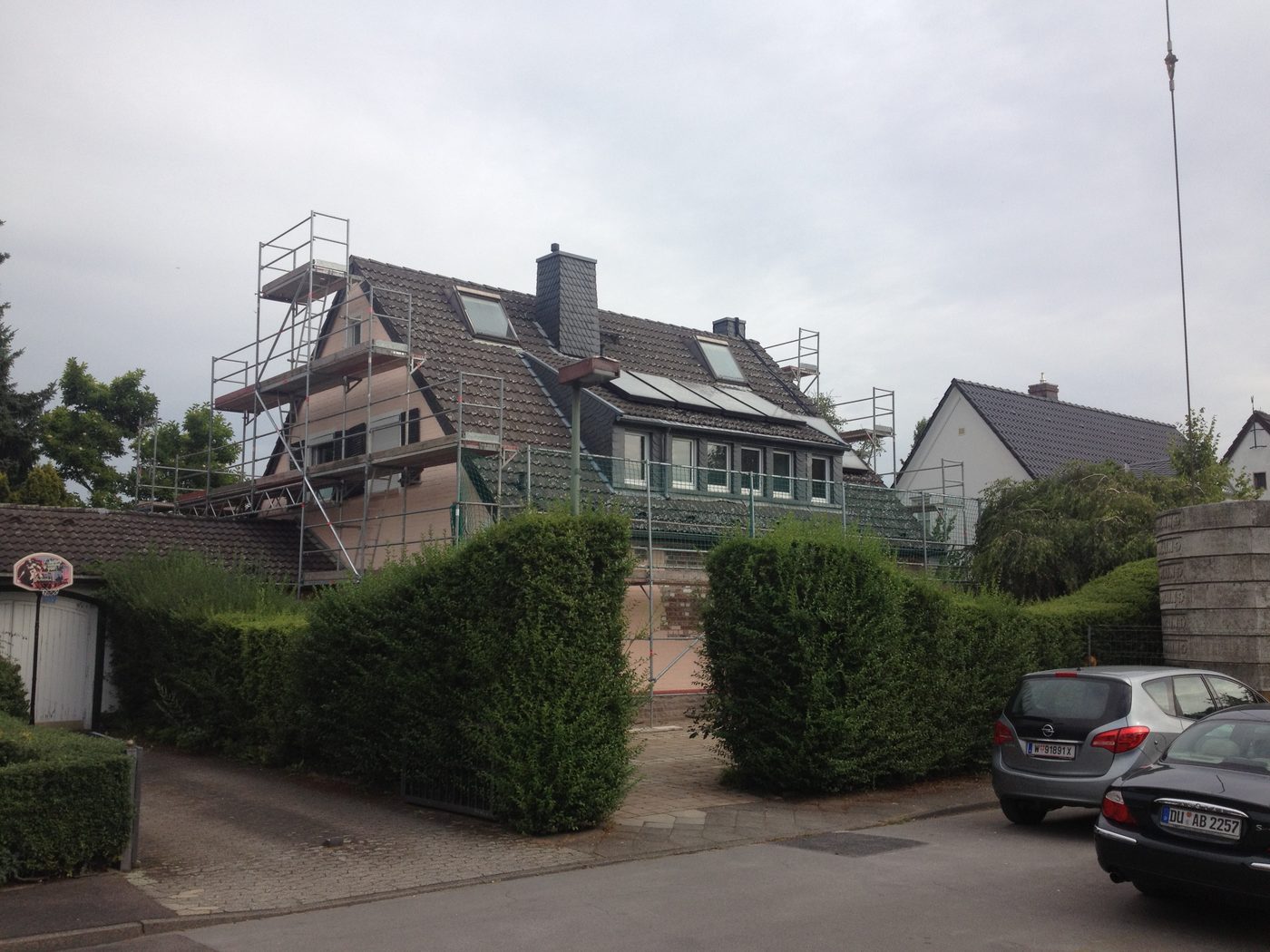 Meerbusch: Baustelle mit Gerüst