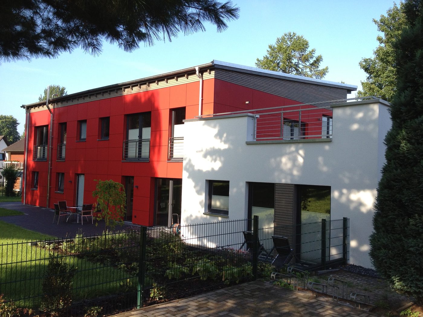 Mehrfamilienhaus, Gartenseite