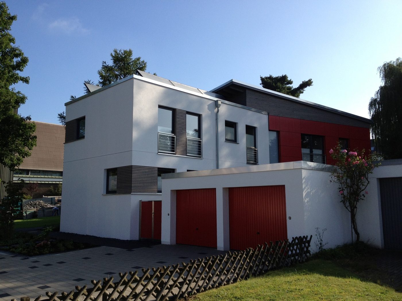 Mehrfamilienhaus mit Garagen