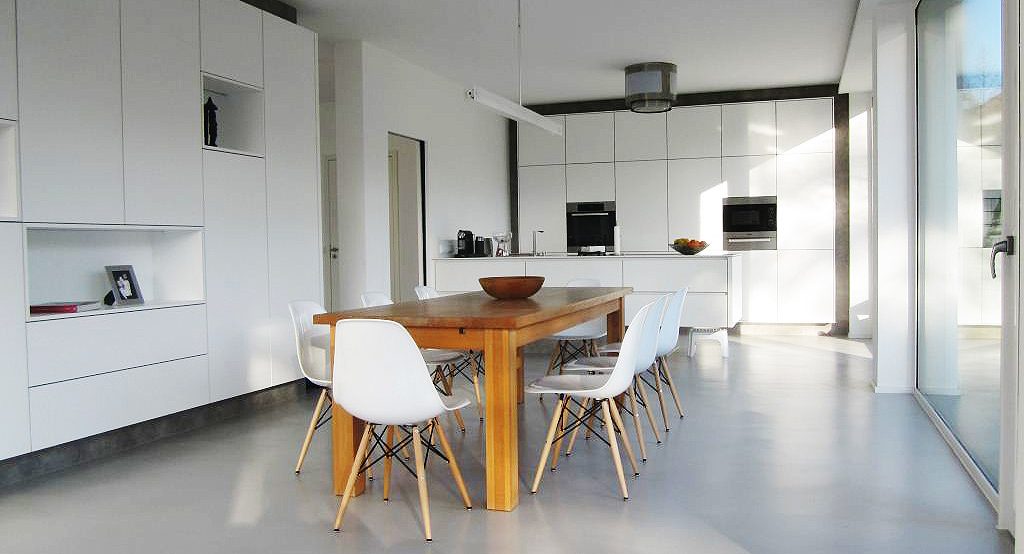 Offene Küche mit Esstisch im Passivhaus