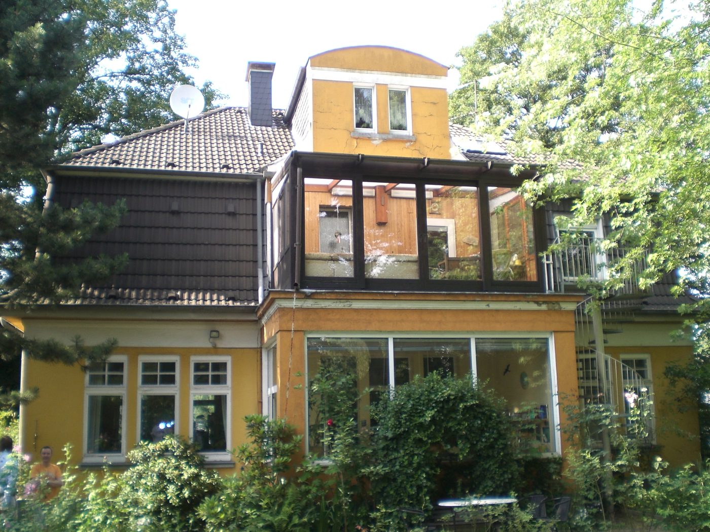 Buggenbeck: Villa mit gelber Fassade