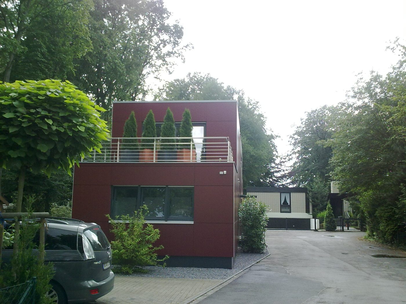 Einfamilienhaus mit roter Plattenfassade
