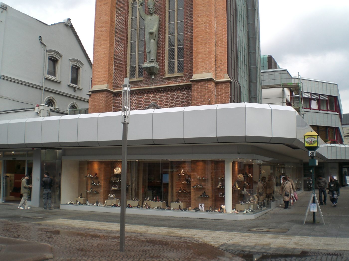 Eckladen mit Glasfront