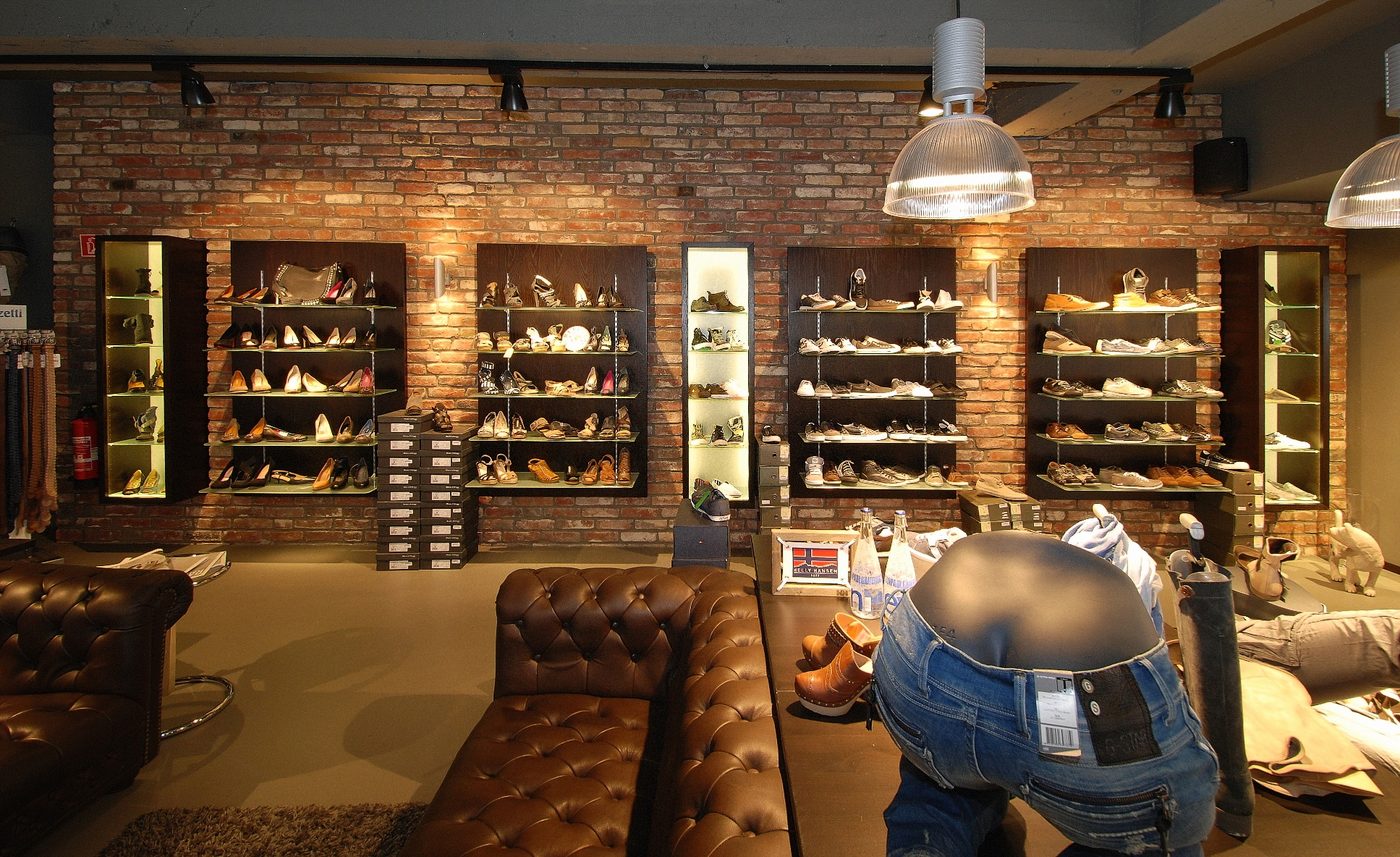 Ladenlokal mit Backsteinwand und Schuhregalen