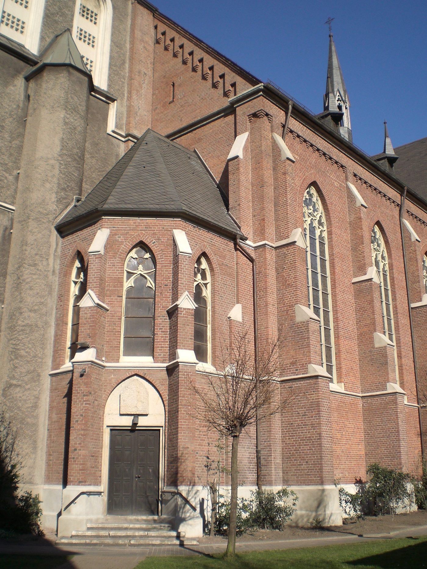 Chor mit Maßwerkfenstern