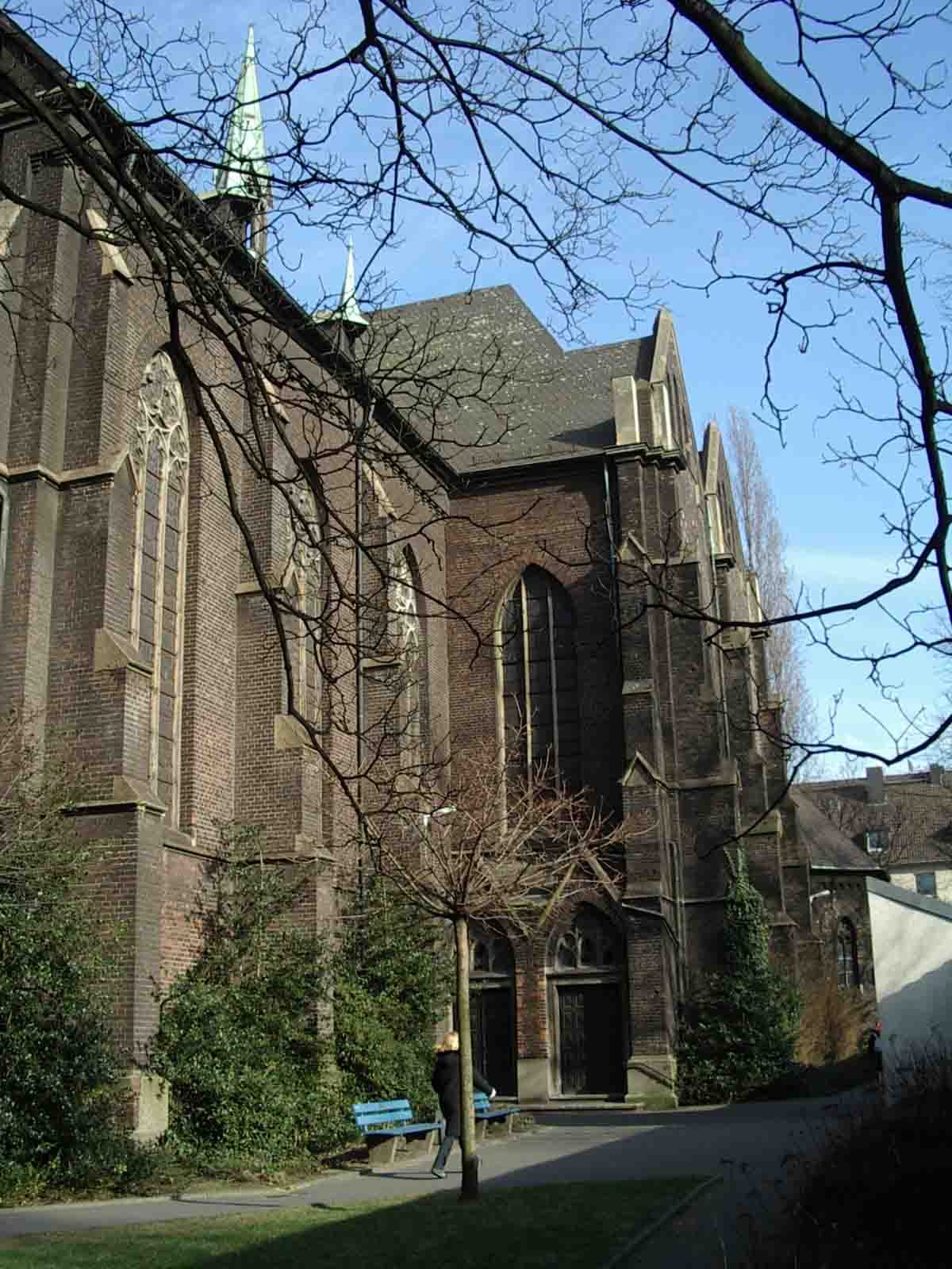 Kirchturm zwischen Bäumen
