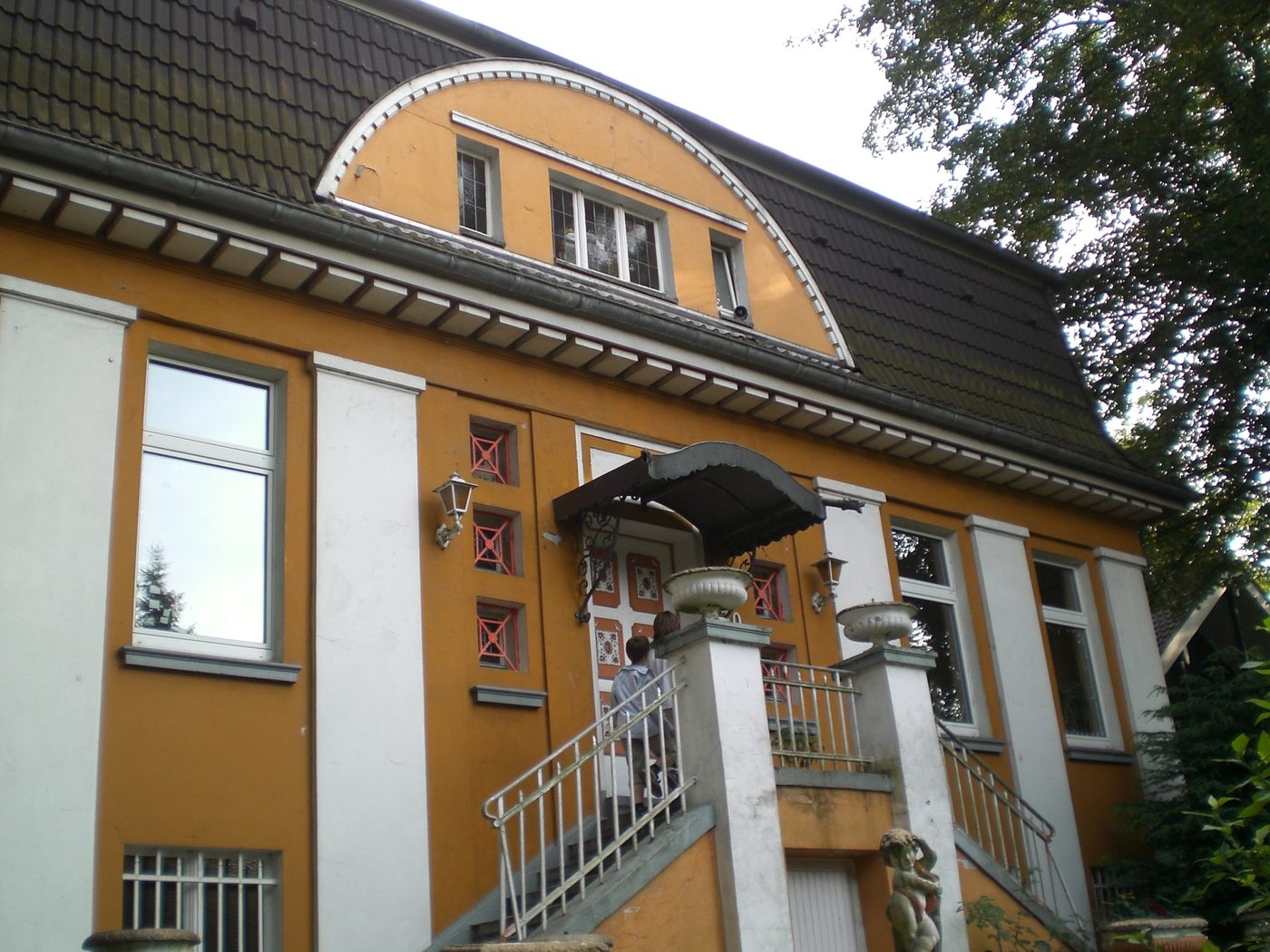Buggenbeck: Eingang mit Treppe