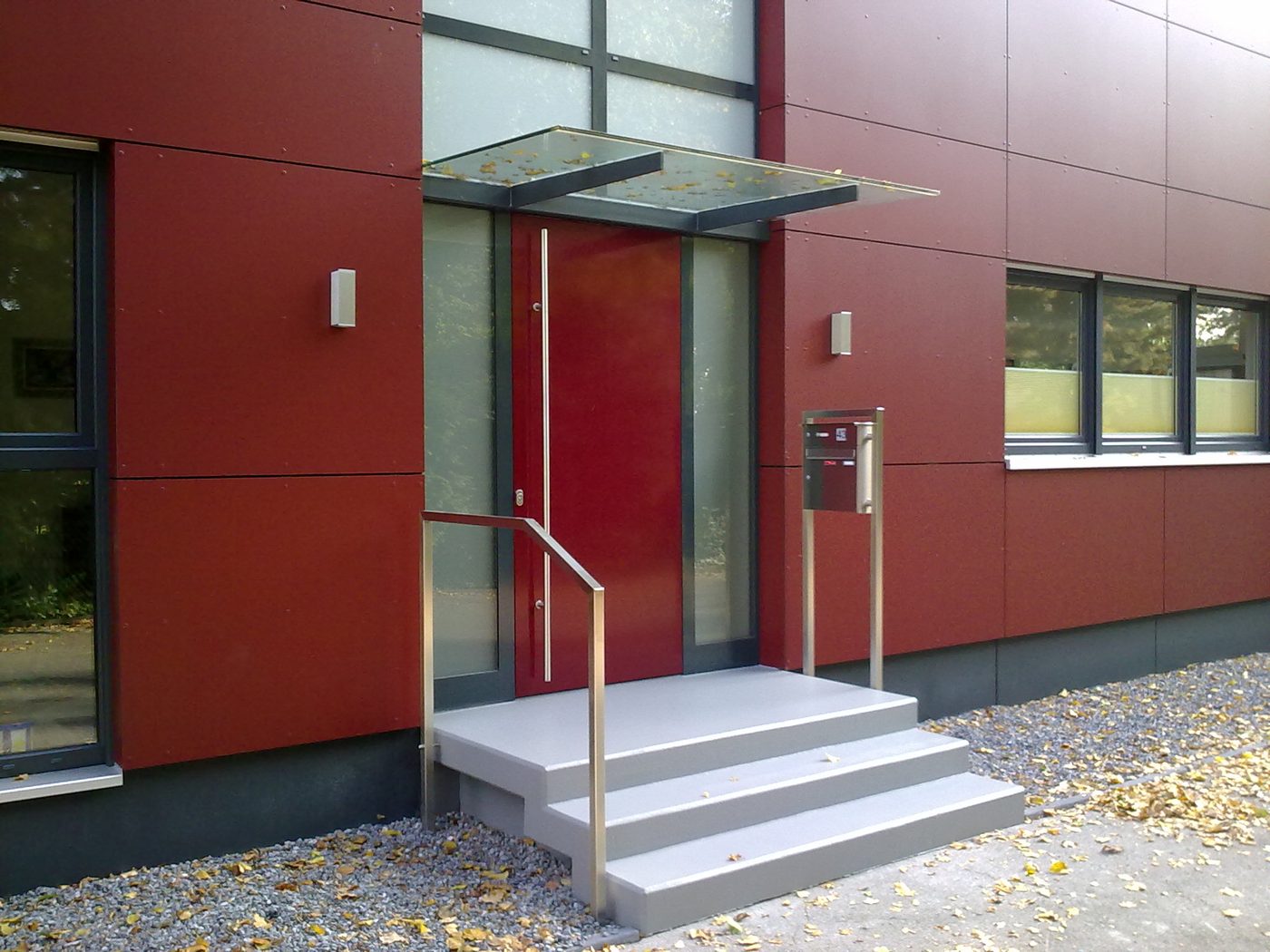 Straßenansicht des roten Einfamilienhauses