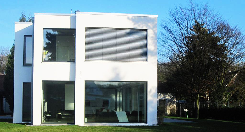 Weißes Passivhaus mit Pool im Garten